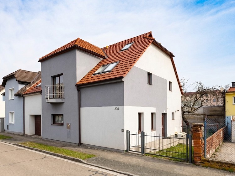 Prodej rodinného domu 343 m², pozemek 669 m² - foto 1