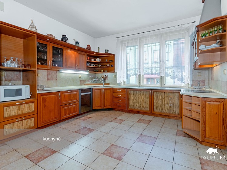 Prodej vícegeneračního domu 329 m², pozemek 1 452 m² - foto 5