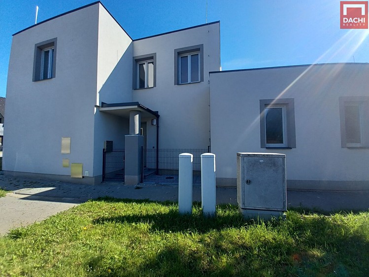 Prodej rodinného domu 173 m², pozemek 235 m² - foto 2