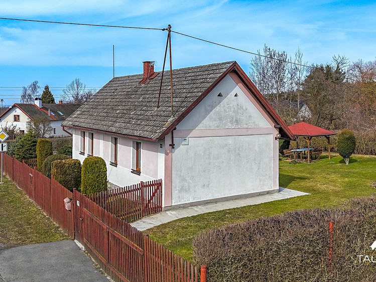 Prodej rodinného domu 63 m², pozemek 881 m² - foto 1