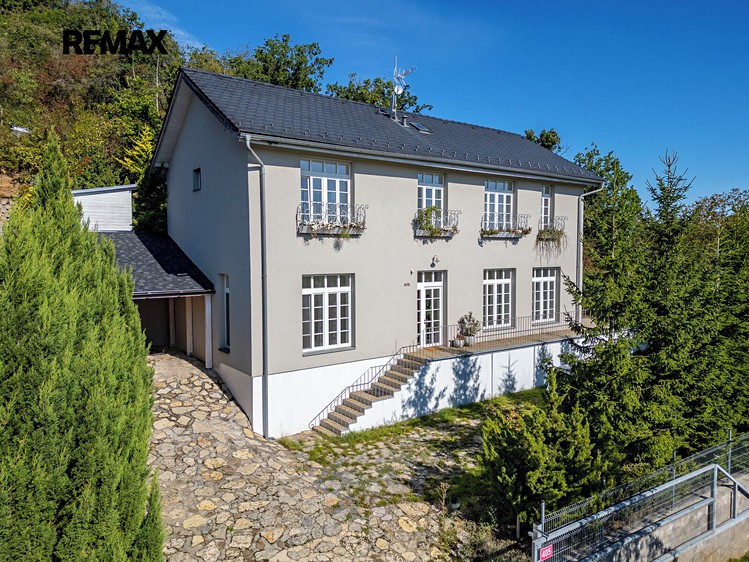 Prodej rodinného domu 219 m², pozemek 830 m² - foto 2