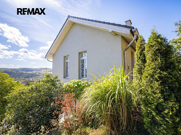Prodej rodinného domu 219 m², pozemek 830 m² - foto 1