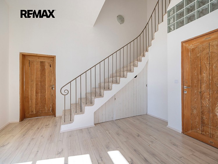 Prodej rodinného domu 219 m², pozemek 830 m² - foto 8