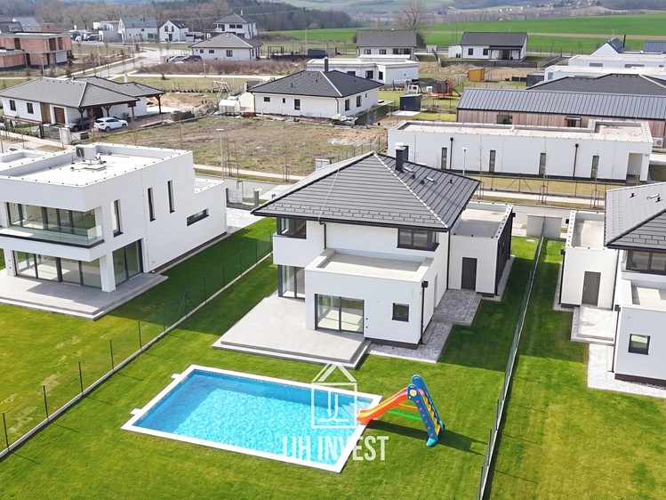Prodej rodinného domu 212 m², pozemek 821 m² - foto 1