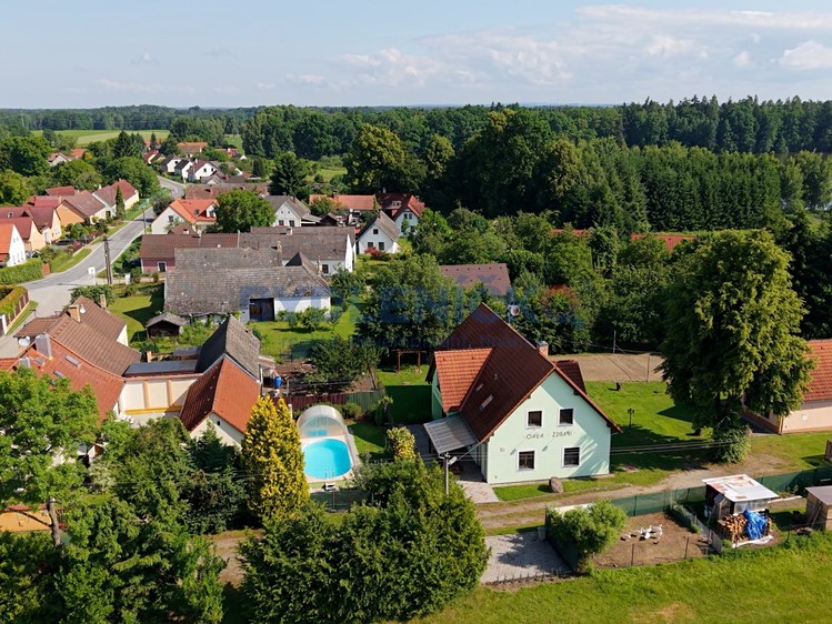 Prodej rodinného domu 275 m², pozemek 1 663 m² - foto 4
