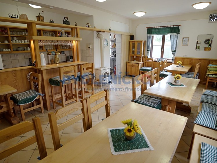 Prodej rodinného domu 275 m², pozemek 1 663 m² - foto 5