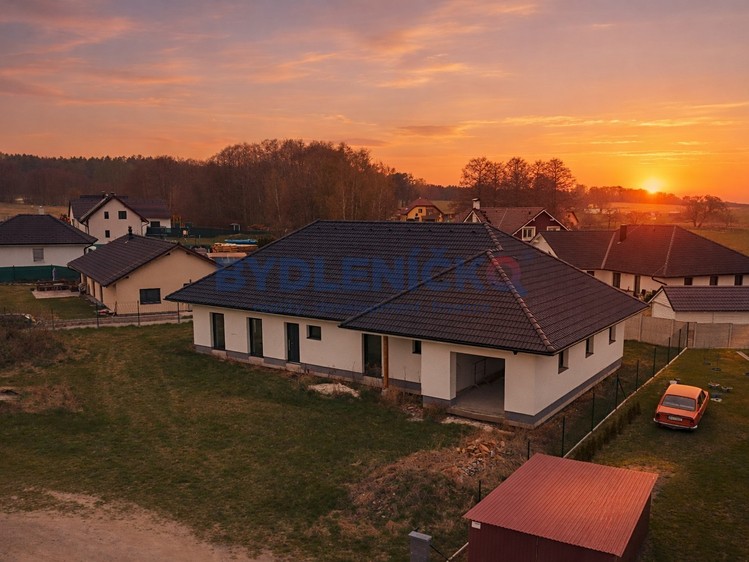 Prodej rodinného domu 193 m², pozemek 996 m² - foto 2