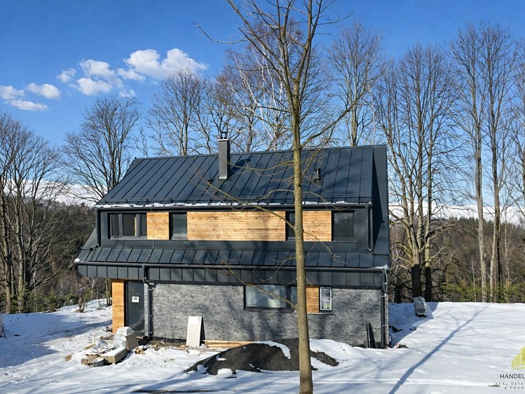 Prodej rodinného domu 221 m², pozemek 586 m² - foto 1