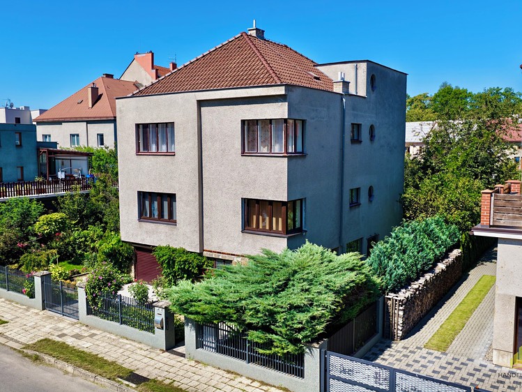 Prodej rodinného domu 180 m², pozemek 767 m² - foto 1