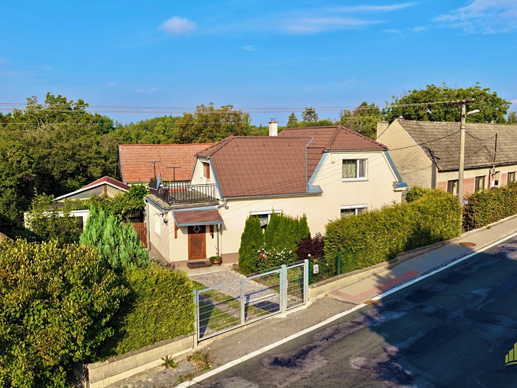 Prodej rodinného domu 200 m², pozemek 879 m² - foto 1