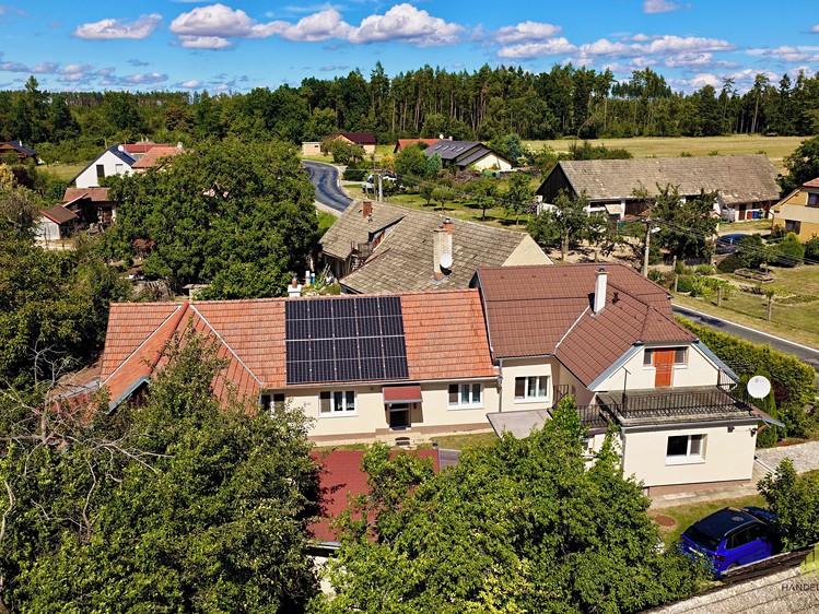 Prodej rodinného domu 200 m², pozemek 879 m² - foto 2