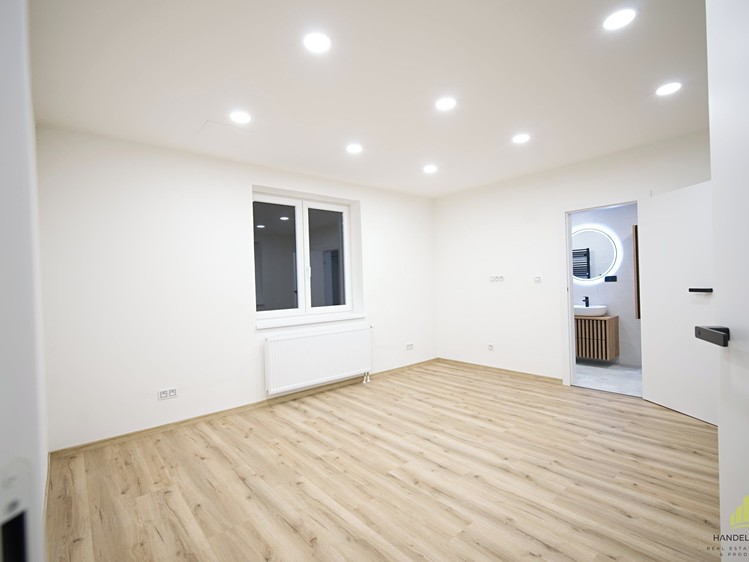 Prodej rodinného domu 284 m², pozemek 826 m² - foto 4