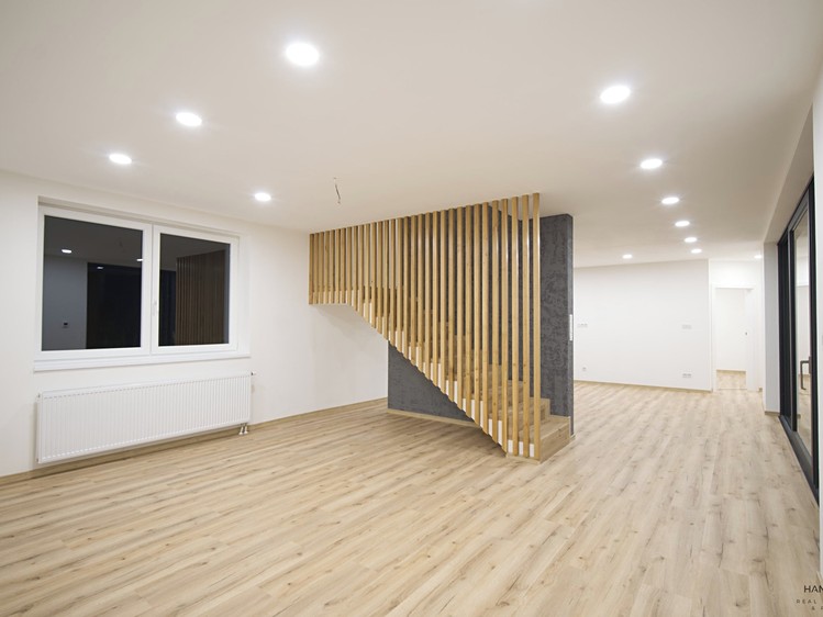 Prodej rodinného domu 284 m², pozemek 826 m² - foto 3