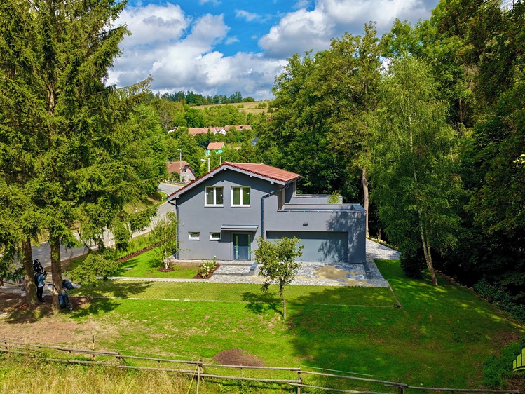 Prodej rodinného domu 284 m², pozemek 826 m² - foto 1