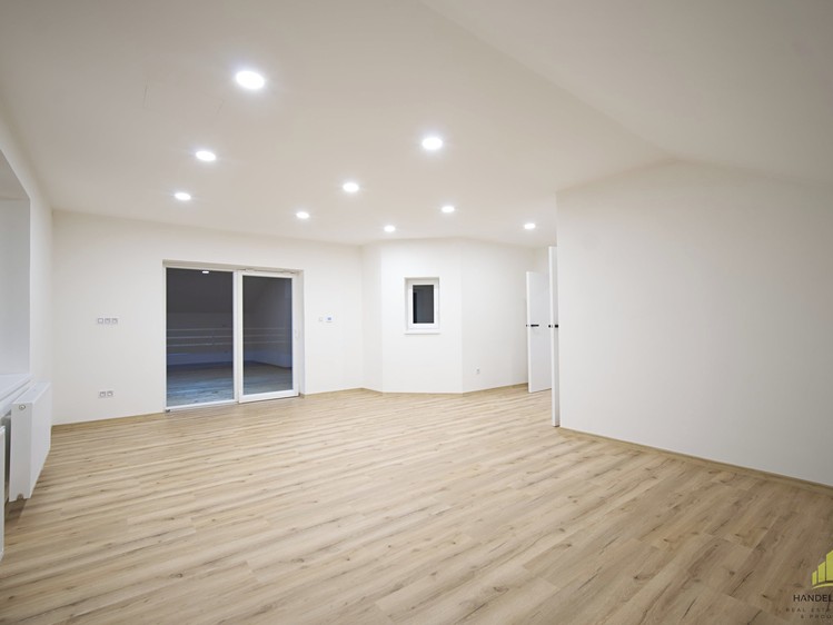 Prodej rodinného domu 284 m², pozemek 826 m² - foto 8