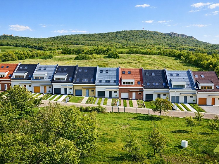Prodej rodinného domu 239 m², pozemek 1 000 m² - foto 2