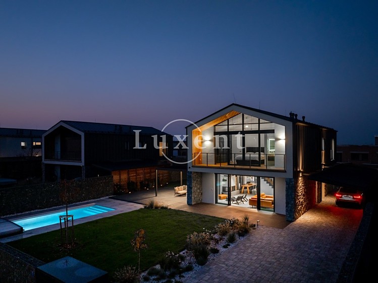 Prodej rodinného domu 297 m², pozemek 922 m² - foto 4