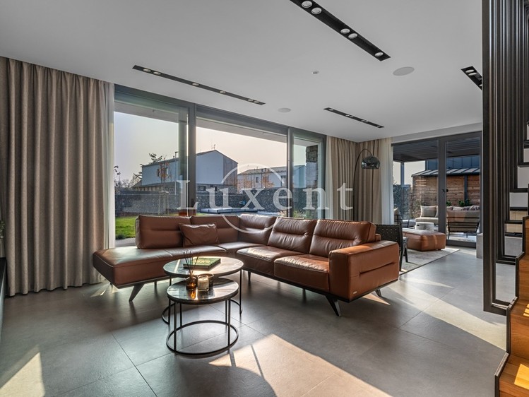 Prodej rodinného domu 297 m², pozemek 922 m² - foto 8