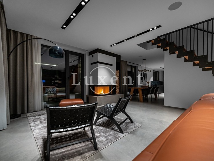 Prodej rodinného domu 297 m², pozemek 922 m² - foto 7