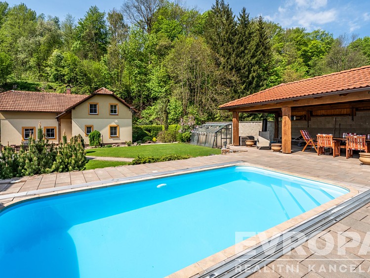 Prodej vícegeneračního domu 140 m², pozemek 1 039 m² - foto 1