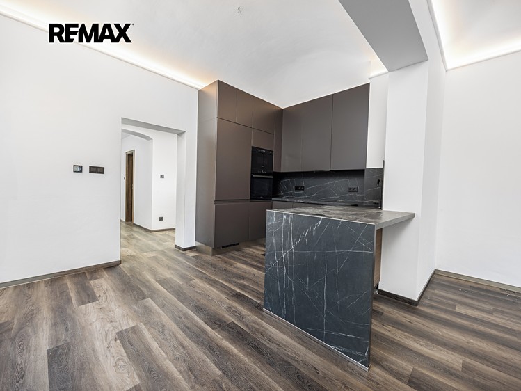 Prodej rodinného domu 240 m², pozemek 438 m² - foto 4