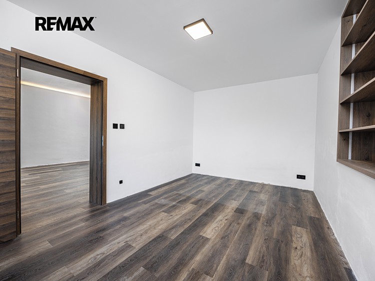 Prodej rodinného domu 240 m², pozemek 438 m² - foto 7