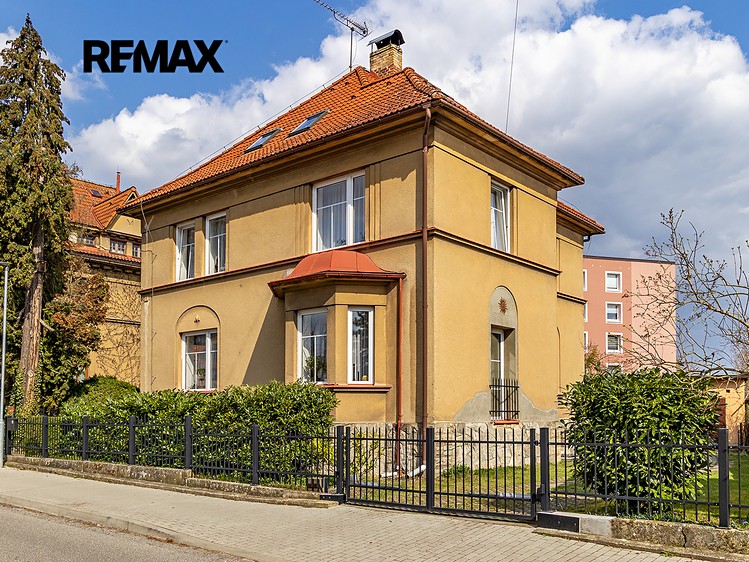 Prodej rodinného domu 294 m², pozemek 813 m² - foto 1
