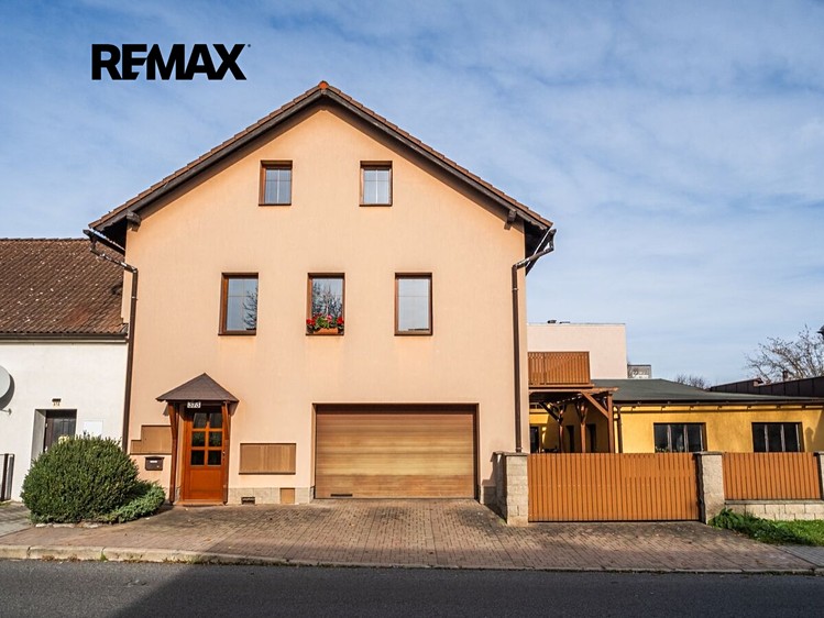 Prodej rodinného domu 298 m², pozemek 426 m² - foto 1