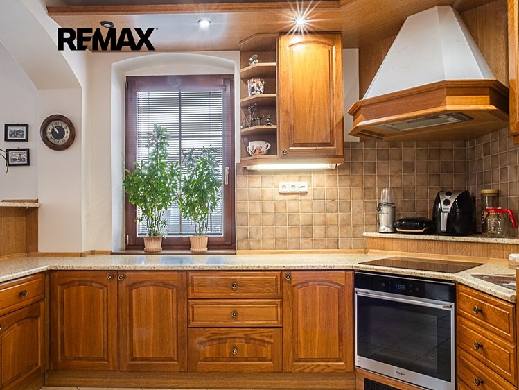Prodej rodinného domu 298 m², pozemek 426 m² - foto 4
