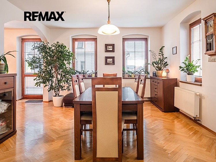 Prodej rodinného domu 298 m², pozemek 426 m² - foto 2