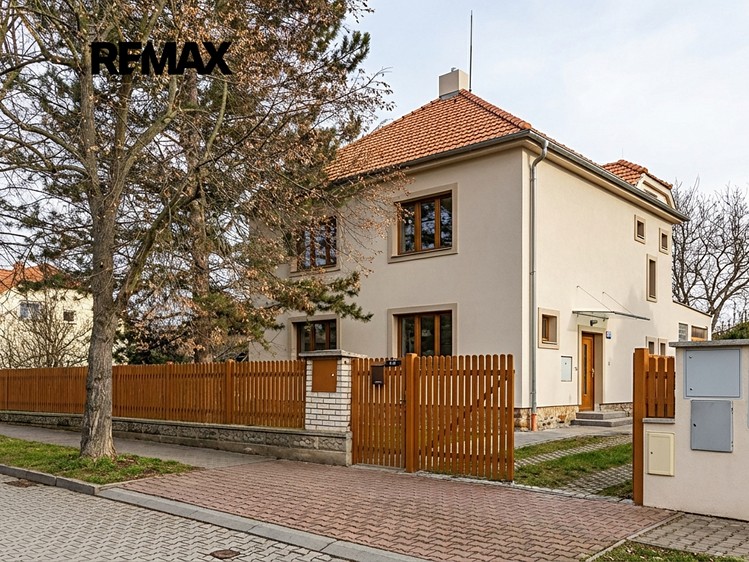 Prodej rodinného domu 235 m², pozemek 1 359 m² - foto 2