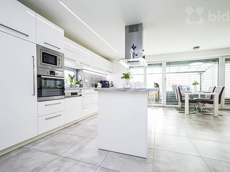 Prodej rodinného domu 299 m², pozemek 660 m² - foto 3