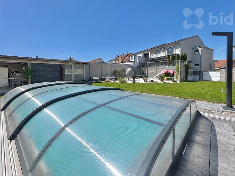 Prodej rodinného domu 299 m², pozemek 660 m² - foto 2