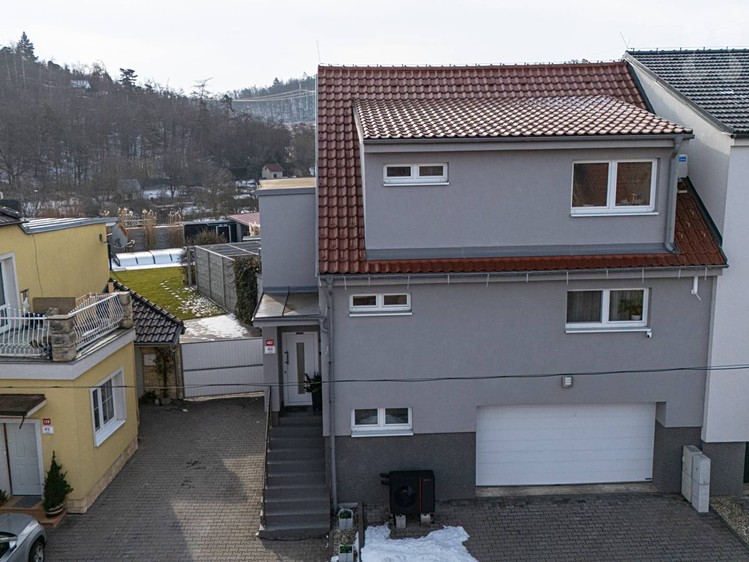Prodej rodinného domu 299 m², pozemek 660 m² - foto 1