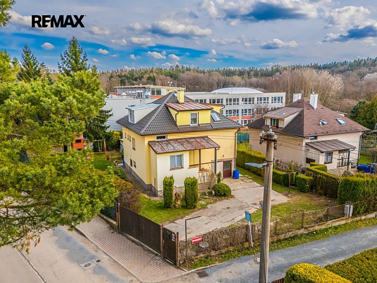 Prodej vícegeneračního domu 227 m², pozemek 695 m² - foto 1