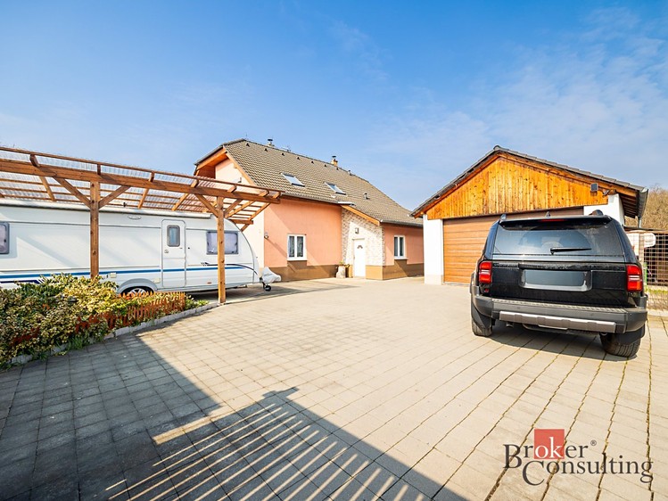 Prodej rodinného domu 224 m², pozemek 923 m² - foto 1