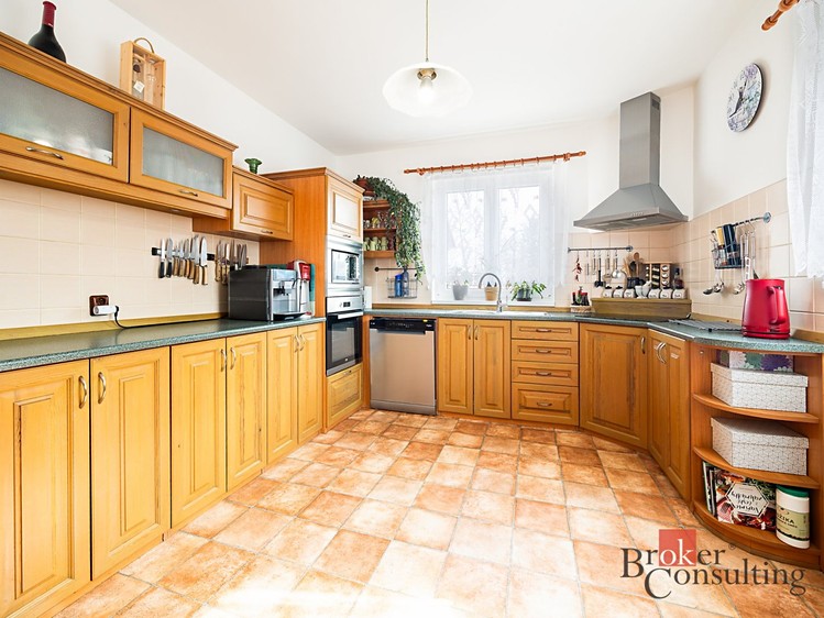 Prodej rodinného domu 224 m², pozemek 923 m² - foto 2