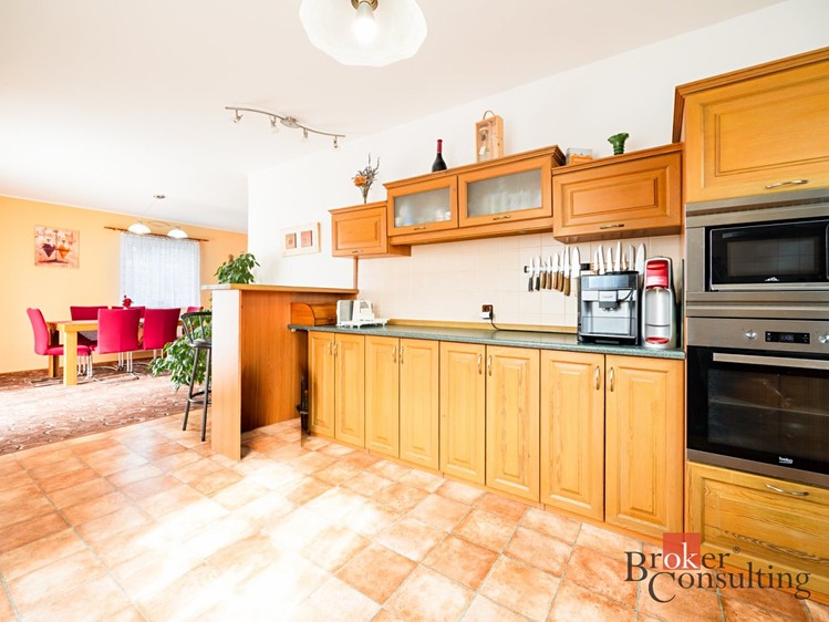 Prodej rodinného domu 224 m², pozemek 923 m² - foto 3