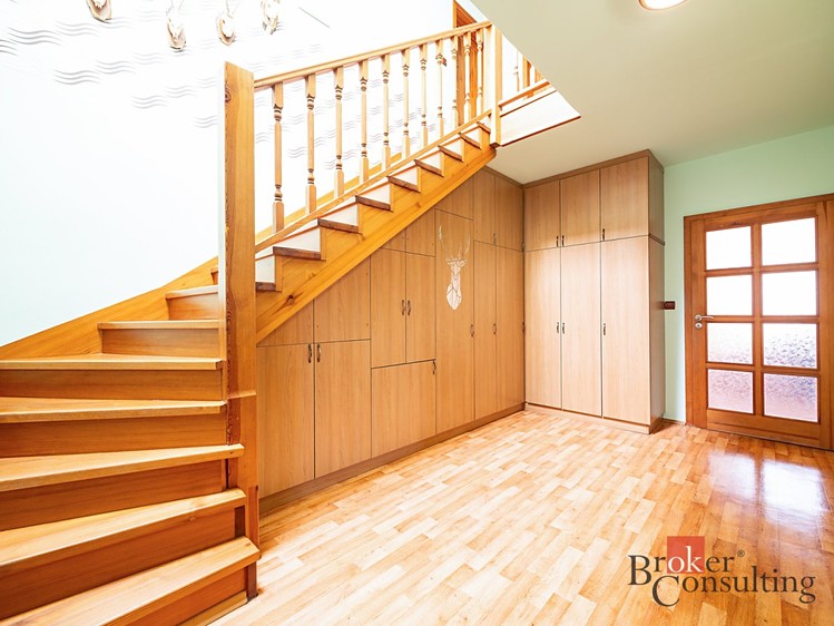 Prodej rodinného domu 224 m², pozemek 923 m² - foto 6