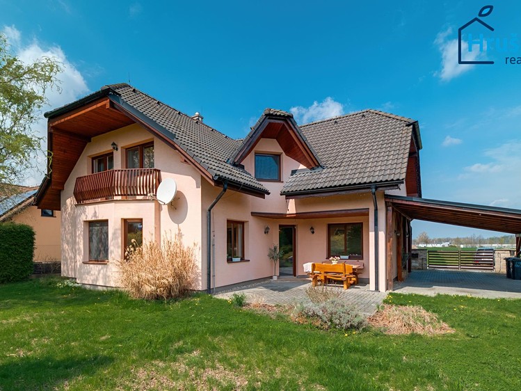 Prodej rodinného domu 196 m², pozemek 650 m² - foto 1