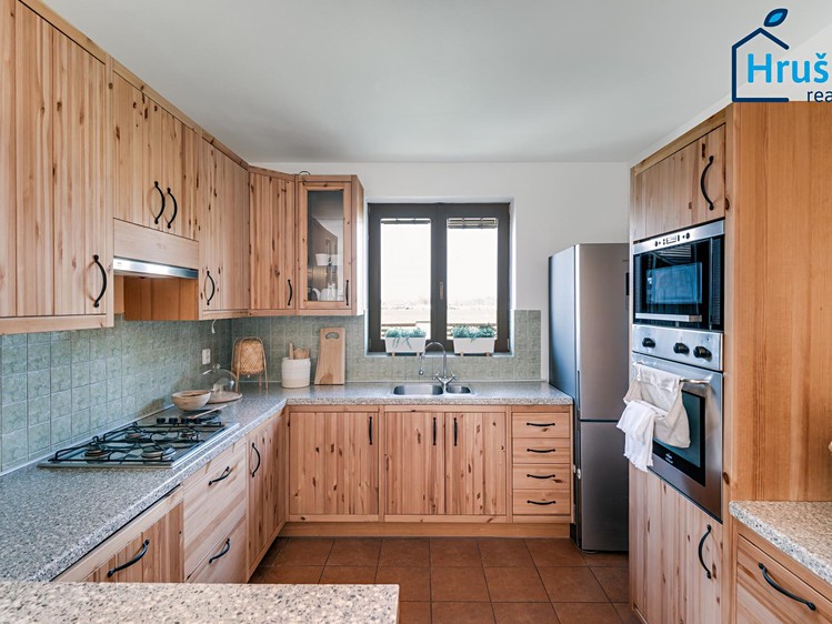 Prodej rodinného domu 196 m², pozemek 650 m² - foto 4