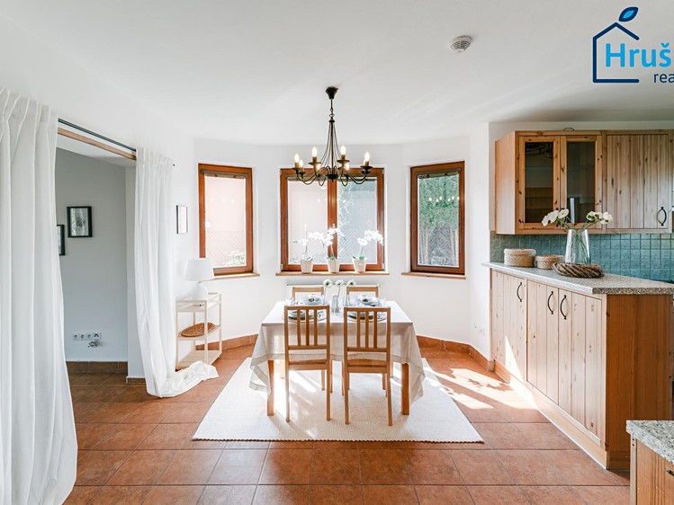 Prodej rodinného domu 196 m², pozemek 650 m² - foto 2
