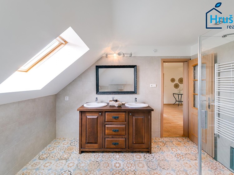 Prodej rodinného domu 196 m², pozemek 650 m² - foto 3