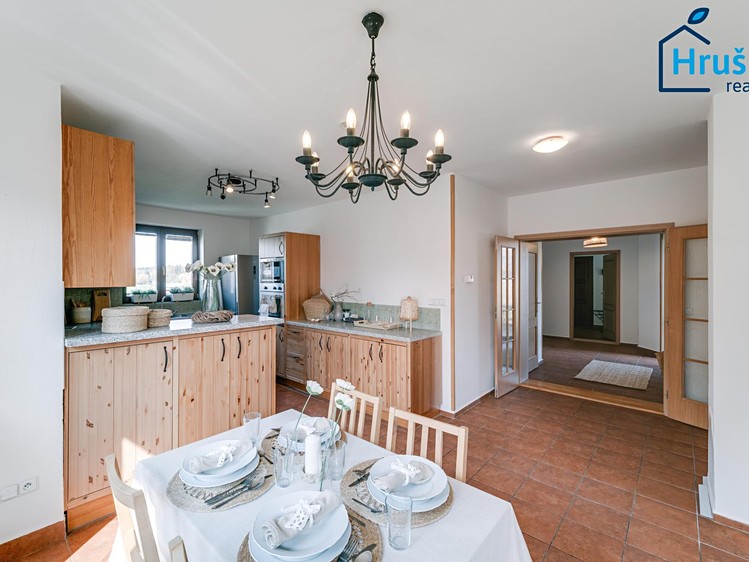 Prodej rodinného domu 196 m², pozemek 650 m² - foto 7