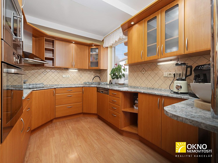 Prodej rodinného domu 144 m², pozemek 1 581 m² - foto 7