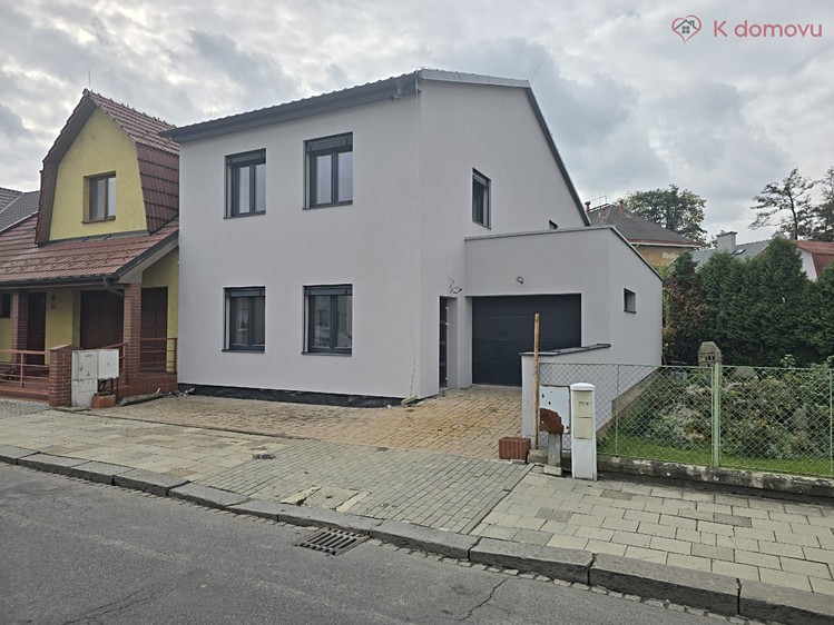 Prodej rodinného domu 197 m², pozemek 100 m² - foto 1