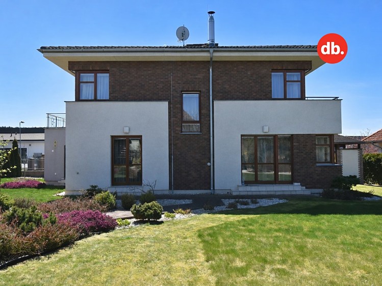 Prodej rodinného domu 238 m², pozemek 1 152 m² - foto 1