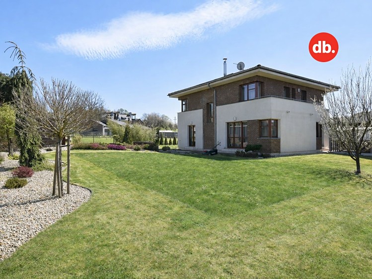 Prodej rodinného domu 238 m², pozemek 1 152 m² - foto 2