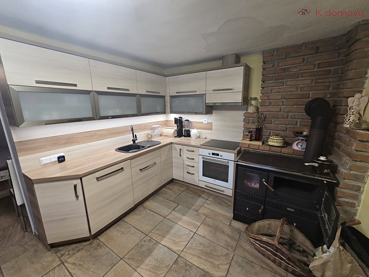 Prodej rodinného domu 143 m², pozemek 1 210 m² - foto 8