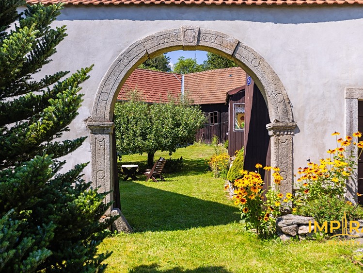 Prodej vícegeneračního domu 300 m², pozemek 2 937 m² - foto 5